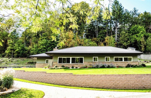 Bedford House | 3BR remodeled ranch style home close downtown. Quiet and peaceful