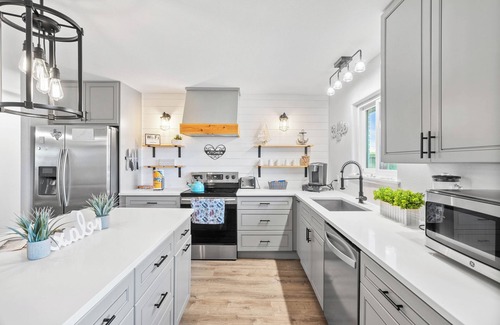 Bay Area House | 3BR Retreat Close to Beaches & Dining Sleeps 6 Pet-Friendly Full Kitchen