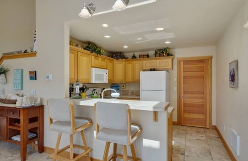 Rockaway Beach House | 3BR retreat w/sweeping Spring Lake views, sunroom patio, wildlife sightings, 5 mins to the ocean beach.