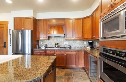 River Run Condo | 3Br Ski-in/Ski-out~On Mountain~Lone Eagle 3053 by RedAwning