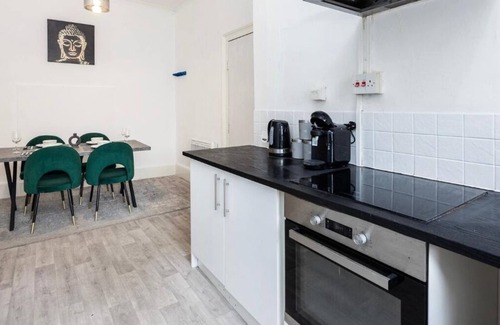 Chelmsford House | 3BR Stylish Home HIGH STREET LOCATION by Luxiety Stays