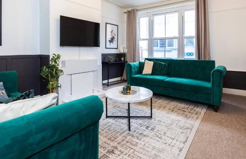 Chelmsford House | 3BR Stylish Home HIGH STREET LOCATION by Luxiety Stays