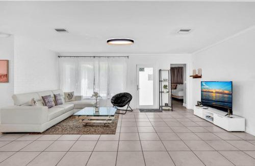 Hollywood Hills House | 3br Vacation Villa W Pool Near Beach & Casino