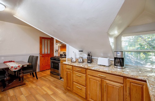 Alameda Apartment | 3BR Victorian penthouse, AC, 2 blocks to downtown, 3 blocks to beach, parking.