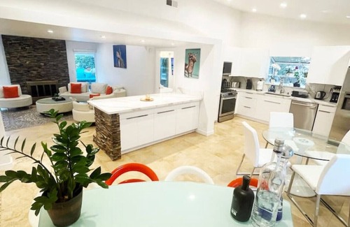Hidden Hills House | 3BR Villa with Serene Poolside Views - CAL1 - HH