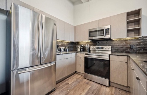 Fairmount Apartment | 3BR with Gym, Game Rm, Rooftop | The Chestnut Apt