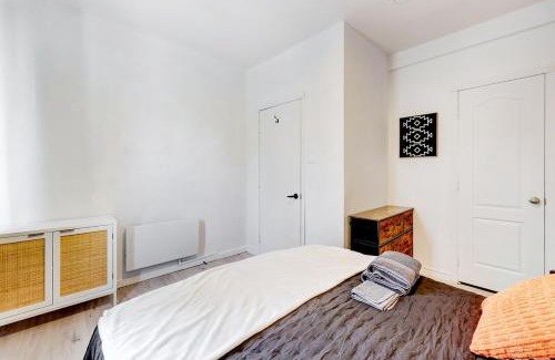 Maizerets Apartment | 3CH Kitchen Smart TV 10minsVieux-QC Laundry room