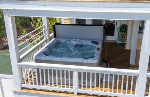 Whalehead Beach House | 3Min Walk to Beach Pool and Hot Tub