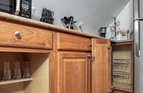 Squirrel Hill Apartment | 3min>Walnut:UPMC Shadyside:3min>CMU:Full Kitchen
