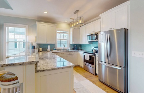St. James Condo | 3rd-floor condo with marina & Intercoastal Waterway views, porch, W/D, & AC
