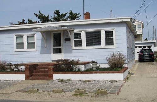 Surf City House | 3rd from the beach! Super Cute Bungalow!