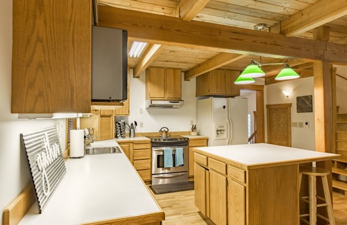 Glacier House | 4,000 sq ft Mt. Baker Ski Lodge, sleeps 21, walk to town, brand new hot tub