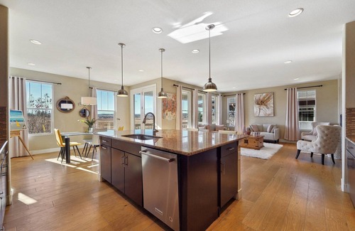 The Pinery House | 4,000 sqft. Pet-friendly ideal for families, consultants, travel nurses, doctors