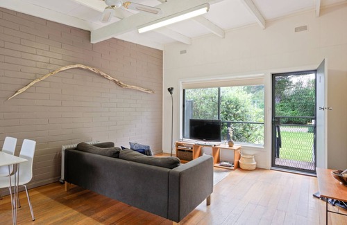 Silverleaves Apartment | 4/2 Honeysuckle Grove, Silverleaves - short stroll to cafe and beach