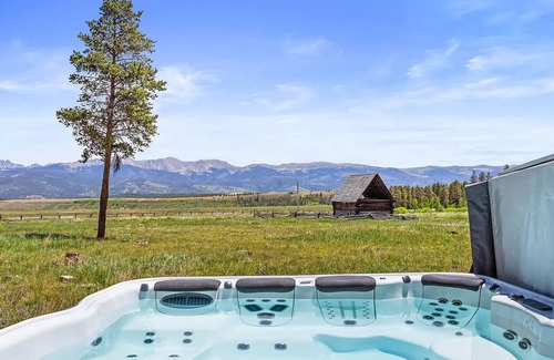 Tabernash Cabin | 4 Acre Luxury Log Cabin Minutes from Skiing, Fishing, Biking, Golf, and Boating