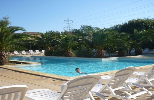 Arles House | 4* air-conditioned house, sleeps 6, enclosed garden , communal SWIMMING POOL.