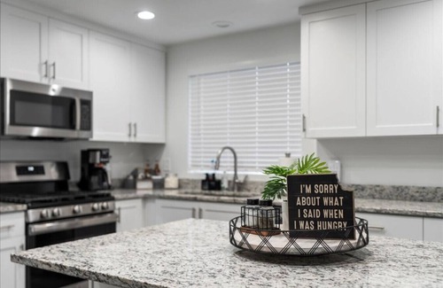 Taylorsville House | 4 Bdrm 6 Bed Clean Pet Friendly HotTub New Kitchen