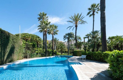 La Croix des Gardes Apartment | 4 *, BEACH/EVENTS, direct access to the beach, pool, garage, park.