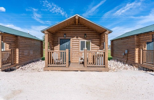 St. Charles Cabin | #4 Bear Lake Cabin, Newly Remodeled! AC! New Beds! Sleeps 4