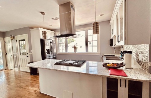 Watertown House | 4 Bed 2 full Bath Sleeps 4-8 comfortably - Luxury Charm By the Charles
