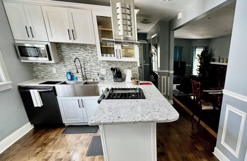 Watertown House | 4 Bed 2 full Bath Sleeps 4-8 comfortably - Luxury Charm By the Charles