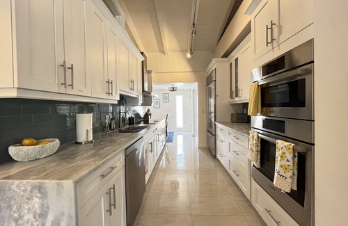 Birch Park Finger Streets House | 4 Bed 3.5 Bath Mediterranean Beach Villa <1 Min WALK From Beach