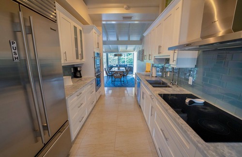 Birch Park Finger Streets House | 4 Bed 3.5 Bath Mediterranean Beach Villa <1 Min WALK From Beach