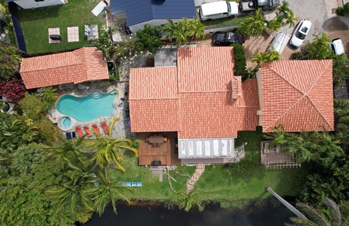 Birch Park Finger Streets House | 4 Bed 3.5 Bath Mediterranean Beach Villa <1 Min WALK From Beach