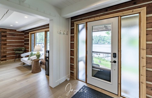 Seguin Cottage | 4 bed 3 bath cottage on Lake Joseph - sandy beach with all-day-sun!