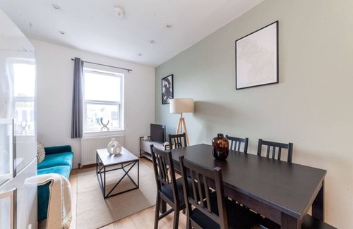 Duckett's Green Apartment | 4 Bed Apartment in Wood Green