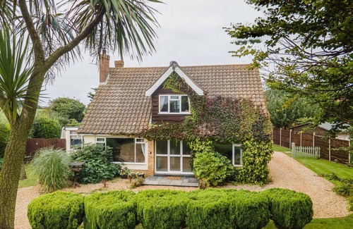 Bacton Ski Chalet | 4 bed cottage with hot tub and 10 minute walk to beach
