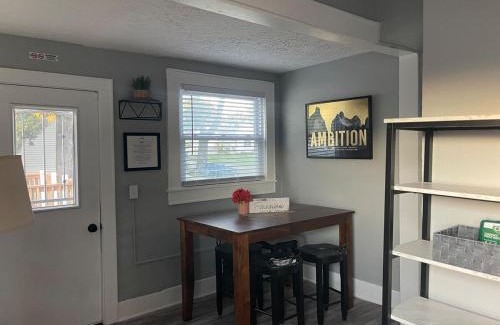 Lansing House | 4 Bed Cozy Home closely located near downtown