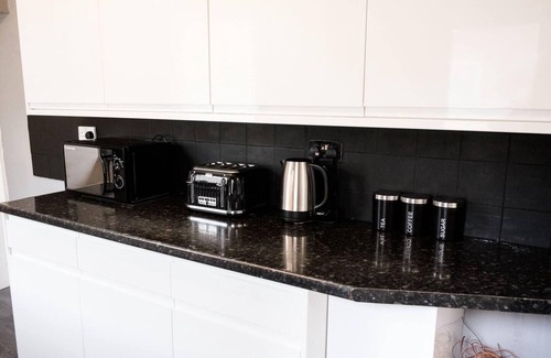 Burslem House | 4 Bed House, Sleeps 9, Free Parking