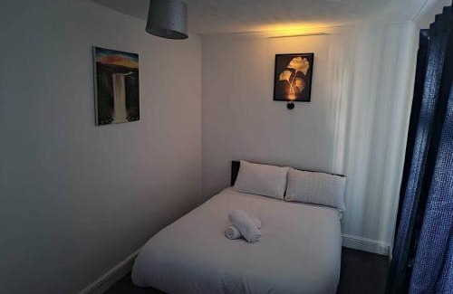 Gillingham House | 4 Bed House - Sleeps 8 - Parking - Wifi