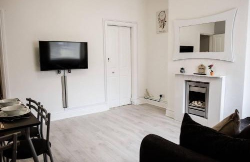 Burslem House | 4 Bed House Sleeps 9 Free Parking