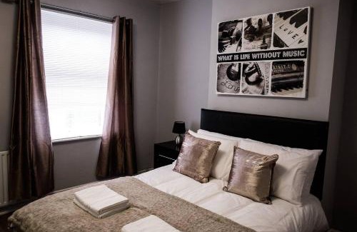 Burslem House | 4 Bed House Sleeps 9 Free Parking
