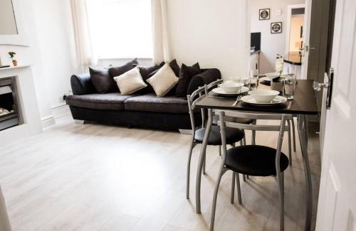 Burslem House | 4 Bed House Sleeps 9 Free Parking
