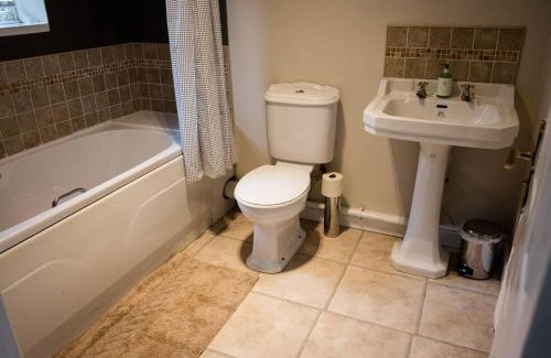 Burslem House | 4 Bed House Sleeps 9 Free Parking