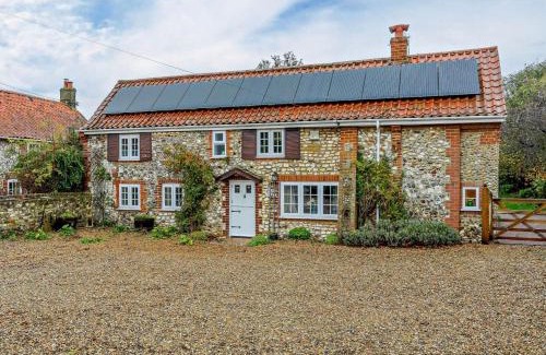 Brancaster House | 4 Bed in Brancaster KT196