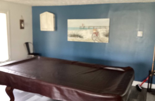 Huron-Kinloss Cottage | 4 bedroom 2.5 baths sleeps 10 Wifi and free parking