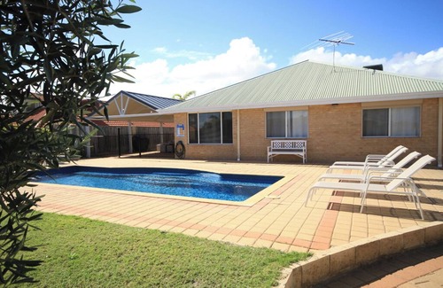 Mindarie House | 4 bedroom 2 bathroom home with large swimming pool walk to Mindarie Marina