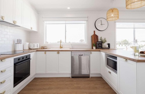 Rosebud House | 4 Bedroom 2 Bathroom house with water views only 100m to the beach and shops