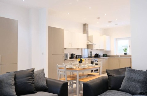 Milton Keynes House | 4 Bedroom 3.5 Bath House in City Centre - Sleeps 8