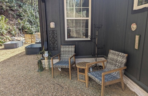 Altamont Cabin | 4-bedroom cabin in beautiful Newland with AC, Heat and WiFi. Enjoy nature