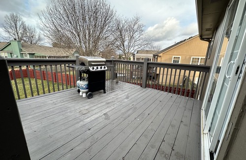 Raymore House | 4 Bedroom House 5 minutes from restaurants and shopping