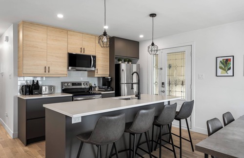 Longueuil House | 4-bedroom house in delightful Longueuil with AC, bar and karaoke
