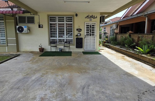 Kampung Bukit Rangin House | 4-bedroom house with WiFi,Netflix & AC
