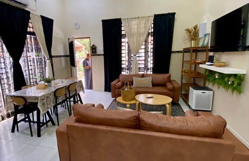 Kampung Bukit Rangin House | 4-bedroom house with WiFi,Netflix & AC