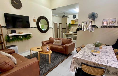 Kampung Bukit Rangin House | 4-bedroom house with WiFi,Netflix & AC