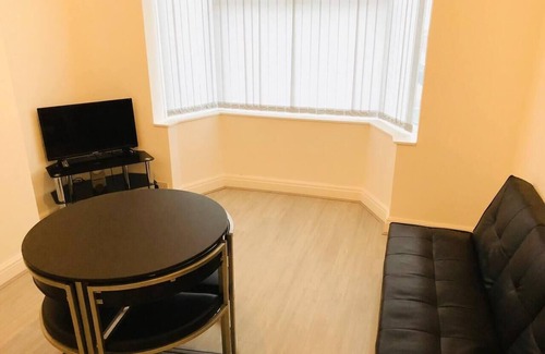 Loughborough House | 4 Bedroom Lovely home in Loughborough town & Uni